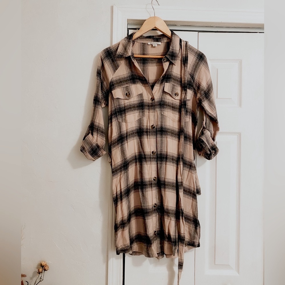 American Eagle women’s pink and black flannel dress size small. With tie belt